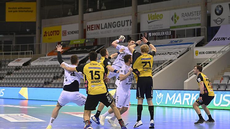 Obwohl die HSC-Spieler (von links Nenadic, Zeman, Schröder) kräftig hinlangten, die Kieler Scharfschützen fand oft genug Lücken in der Coburger Deckung. In dieser Szene trifft Sander Sagosen.
