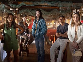 Sch&ouml;ne junge Menschen, denen ein blutiger Slasher-Albtraum bevorsteht: Chase Sui Wonders, Jonah Hauer-King, Sarah Pidgeon, Tariq Withers und Madelyn Cline (von links) spielen die Hauptrollen in "Ich wei&szlig;, was du letzten Sommer getan hast".