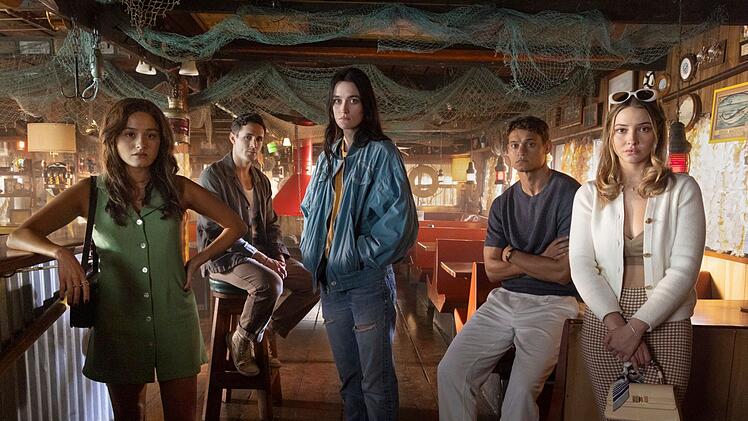 Sch&ouml;ne junge Menschen, denen ein blutiger Slasher-Albtraum bevorsteht: Chase Sui Wonders, Jonah Hauer-King, Sarah Pidgeon, Tariq Withers und Madelyn Cline (von links) spielen die Hauptrollen in "Ich wei&szlig;, was du letzten Sommer getan hast".