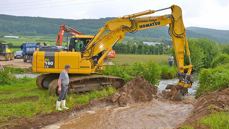 Der Kettenbagger hat inzwischen die Trubach durchstochen. Fotos: Roppelt
