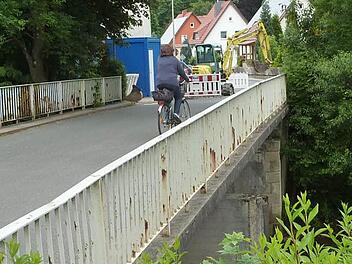 Die Haßlachbrücke in Wolfersdorf wird erneuert. Foto: Gerd Fleischmann