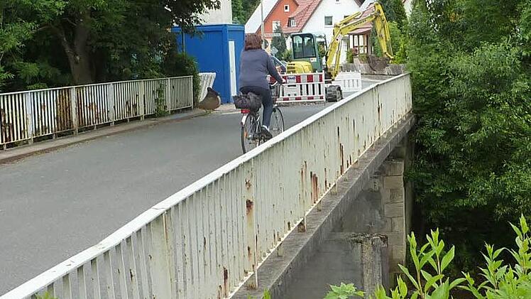 Die Haßlachbrücke in Wolfersdorf wird erneuert. Foto: Gerd Fleischmann