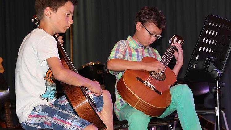 Fabian Andritschke und Lukas Mönch an der Gitarre.