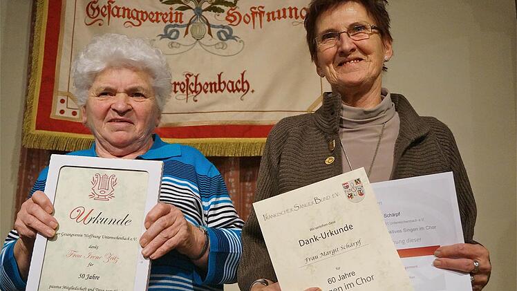Treue Mitglieder (von links): Irene Zeitz und Margit Schärpf halten eine Auszeichnung in Händen.