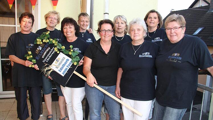 Auf dem Balkon von Carmen Krasser treffen sich die bierseligen Damen jeden zweiten Freitag im Monat, aber unterm Jahr wird auch gewandert. Und Gabi Ott dichtet jedes Jahr.