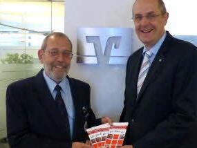 Bei der Übergabe des neuen Flyers: Professor Werner Reiners-Kroencke (Öffentlichkeitsarbeit BRK, KV Coburg) und der Vorstandsvorsitzende der VR-Bank Coburg, Karlheinz Kipke. Foto: VR-Bank