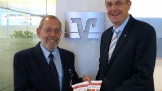 Bei der Übergabe des neuen Flyers: Professor Werner Reiners-Kroencke (Öffentlichkeitsarbeit BRK, KV Coburg) und der Vorstandsvorsitzende der VR-Bank Coburg, Karlheinz Kipke. Foto: VR-Bank