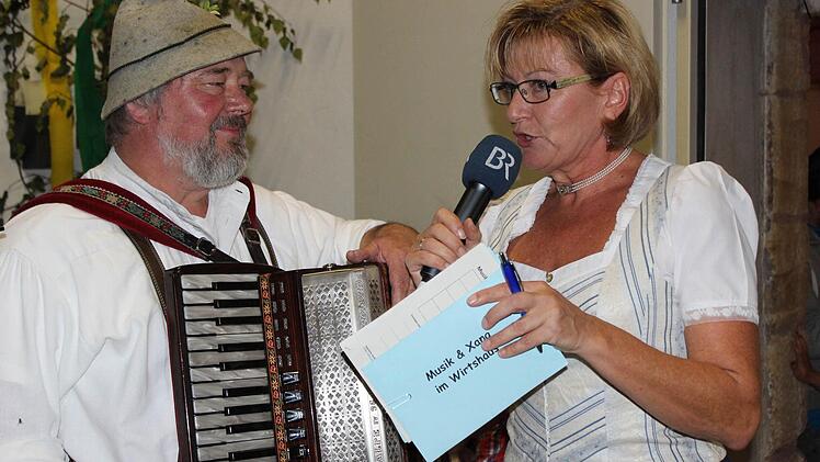 Moderatorin Maria Bauer im Gespräch mit Sigi Ottenschläger