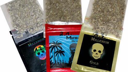 So sehen die im Internet angebotenen Kräutermischungen aus. Die Wirkung bei jugendlichen Rauchern ist verheerend. Fotos: Stephan Tiroch