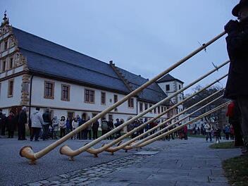 Romantische Stimmung: Die Alphornbläser vor der Kulisse von Maria Bildhausen. Foto: Anton Then