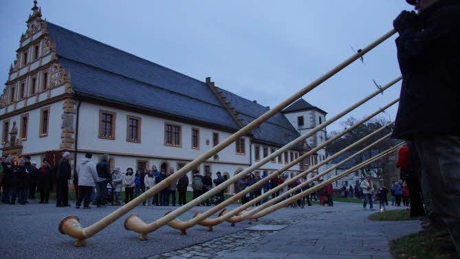 Romantische Stimmung: Die Alphornbläser vor der Kulisse von Maria Bildhausen. Foto: Anton Then