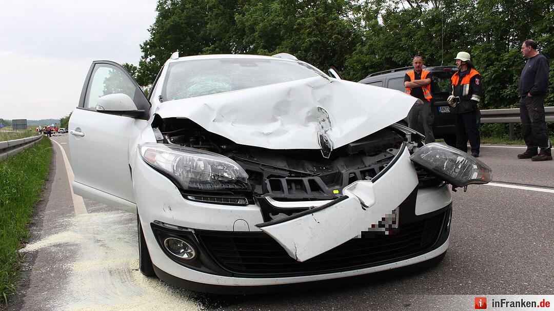 Fahrzeuge kollidieren auf Staatsstrasse
