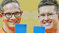 So lustig wie die beiden Olympia-Schiedsrichter Marcus Helbig (links) und Lars Geipel die neuen Blauen Karten zeigen, sind sie für den betroffenen Spieler nicht. Die Folge ist zum Spielausschluss auch noch eine Sperre.
