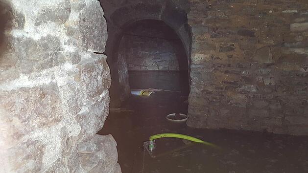 Vor allem der große Gewölbekeller der "Schweiz" war vom Rohrbruch in der Finsteren Gasse betroffen.  Foto: Kilian Trabert
