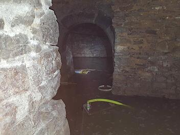 Vor allem der gro&szlig;e Gew&ouml;lbekeller der "Schweiz" war vom Rohrbruch in der Finsteren Gasse betroffen.  Foto: Kilian Trabert