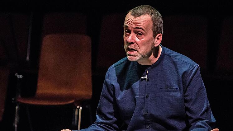 Der Autor Stefan Kunzke beim musikalisch-literarischen Abend in der Coburger ReithalleFoto: Jochen Berger