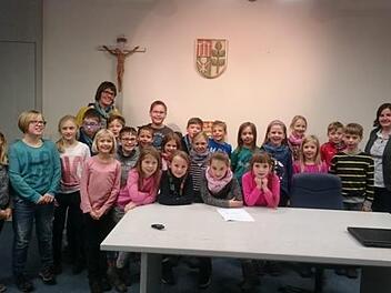 Montessorischüler schnuppern im Sandberger Rathaus. Bürgermeisterin Sonja Reubelt (rechts) freute sich, den Schülern viel Interessantes zeigen zu können. Mit im Bild  Janine Harnischfeger-Büchs (Schulleiterin Montessorischule). Foto:  Cornelia Genzler