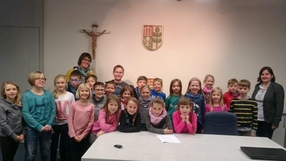 Montessorischüler schnuppern im Sandberger Rathaus. Bürgermeisterin Sonja Reubelt (rechts) freute sich, den Schülern viel Interessantes zeigen zu können. Mit im Bild  Janine Harnischfeger-Büchs (Schulleiterin Montessorischule). Foto:  Cornelia Genzler