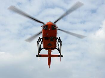 Mit einem Rettungshubschrauber musste eine Frau nach einem Unfall im Landkreis Bad Kissingen wegen ihrer schweren Verletzungen ins Krankenhaus geflogen werden. Foto: Marcus Brandt/dpa