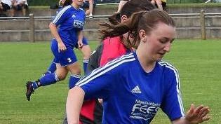 Die Weisendorferinnen um Verena Stürmer (am Ball) überrollten die SpVgg Heßdorf. Foto: privat