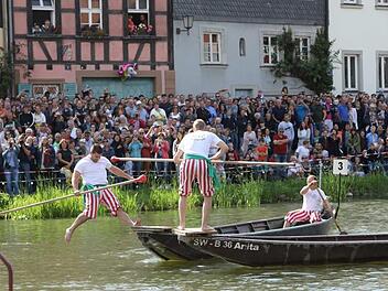 Vor großer Kulisse fand in Bamberg am Sonntag wieder das Fischerstechen auf der Regnitz statt. Foto: Barbara Herbst