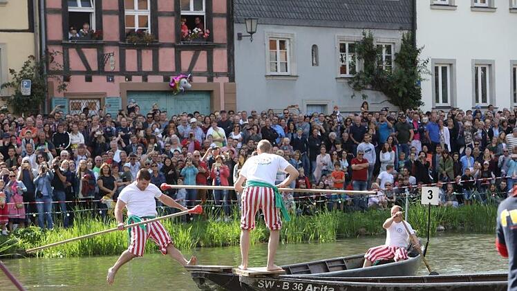 Vor großer Kulisse fand in Bamberg am Sonntag wieder das Fischerstechen auf der Regnitz statt. Foto: Barbara Herbst