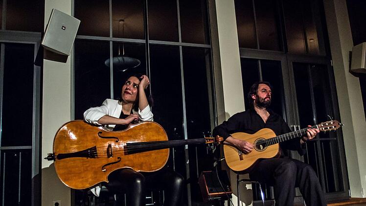 Das Duo Zaruk mit Iris Azquinezer und Rainer Seiferth begeisterte zahlreiche Zuhörer im Coburger Haus Contakt.Foto: Jochen Berger