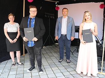 Klassenleiterin Ann-Kathrin Luckner (links) und Schulleiter Manfred Bergmann (Dritter von links) ehrten die erfolgreichsten Abschlussschüler Manuel Kath und Gillian Kießling.  Foto: Rainer Glissnik