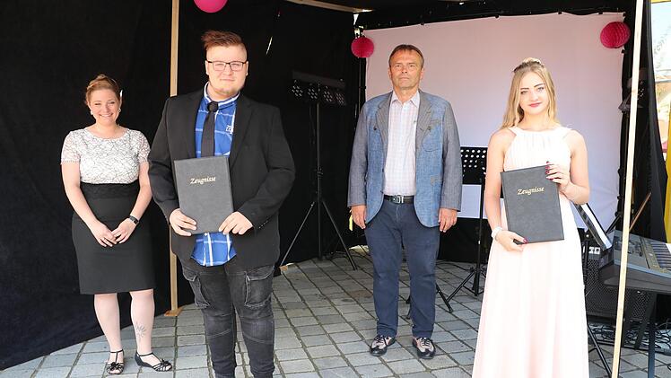 Klassenleiterin Ann-Kathrin Luckner (links) und Schulleiter Manfred Bergmann (Dritter von links) ehrten die erfolgreichsten Abschlussschüler Manuel Kath und Gillian Kießling.  Foto: Rainer Glissnik