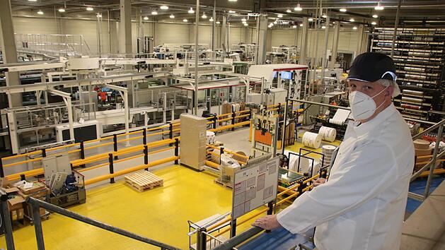 Werkleiter Peter R&uuml;ger zeigt die Produktion mit der neuen Maschine. Foto: Ralf Ruppert