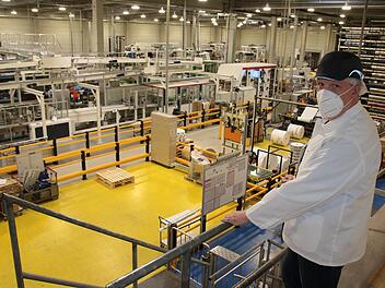 Werkleiter Peter Rüger zeigt die Produktion mit der neuen Maschine. Foto: Ralf Ruppert
