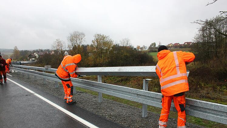 Auf der Umgehung Stadtsteinach laufen die Restarbeiten. Bald wird die Strecke für den Verkehr freigegeben. Foto: Jürgen Gärtner