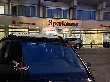 Polizei durchsucht Sparkasse nach Millionen-Coup