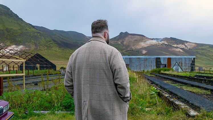 J&oacute;nas (&Oacute;lafur Darri &Oacute;lafsson) wirkt zunehmend verzweifelt, als er erf&auml;hrt, dass ihm keine Bank einen Kredit gew&auml;hren m&ouml;chte.