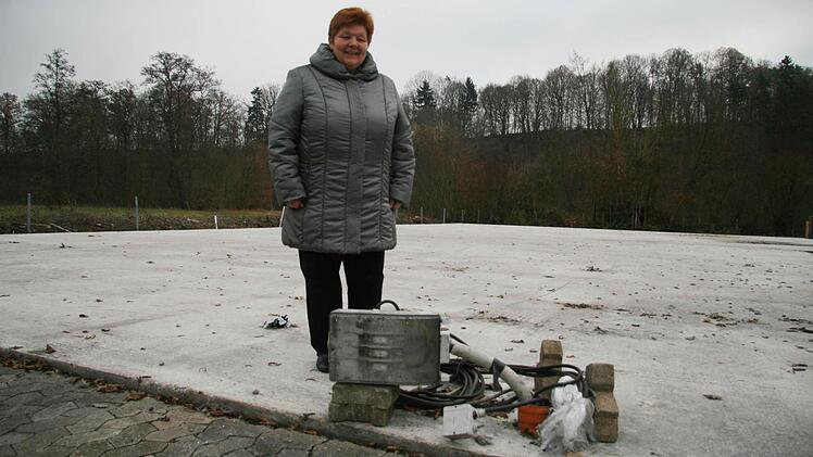 Wie eine Krake ragt der Verteilerkasten aus der Betonplatte, der letzte Überrest des Untersteinacher Schützenhauses, Doch Vorsitzende Inge Winkler blickt nach vorne und beschäftigt sich bereits intensiv mit Wiederaufbauplänen.