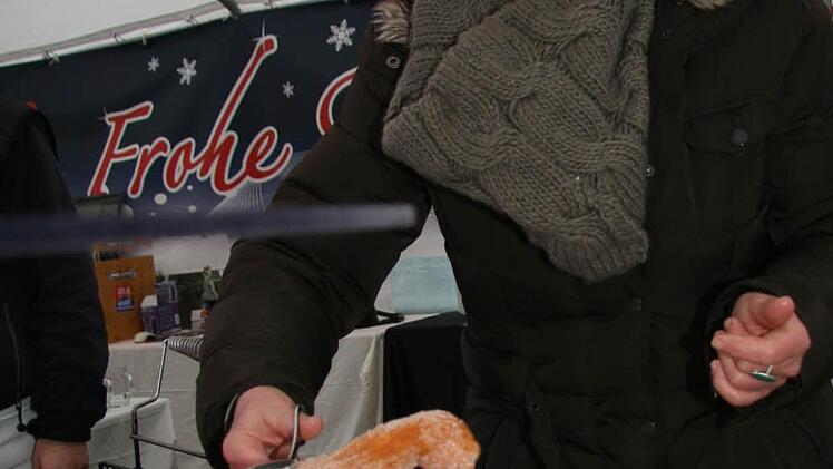 Charlotte Voigt verkauft Schmalzstriezel und Kulmbacher Burgstollen.