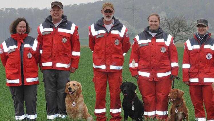 Die Staffel: Nikola Hümpfner, Joachim Bühner mit Carlos, Thomas Schuhmann mit "Ayk", Kathrin Burghardt mit "Google" und Anja Schneider mit "Dana". Foto: Straub