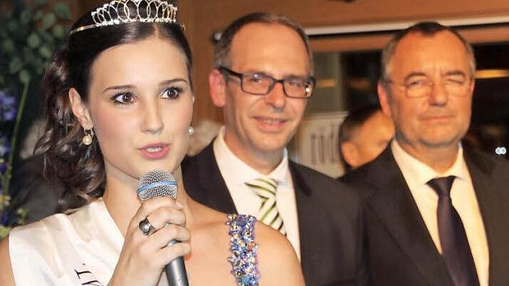 Thermenkönigin Madeleine I. hält bei ihrer Inthronisierung eine kleine Rede. Auch bei vielen Veranstaltungen wie der Einweihung des Skulpturenweges im nächsten Jahr wird sie dabei sein, um Bad Staffelstein zu vertreten. Foto: Tobias Kindermann