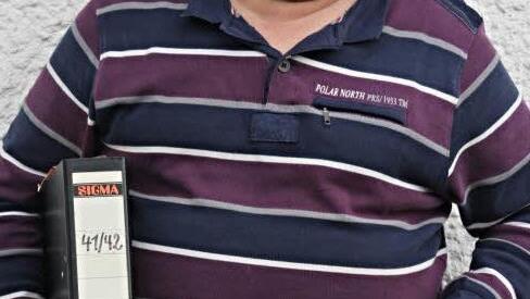 In der rechten Hand hält Alfred Müller eine Akte mit sortierten Briefen seines Vaters aus den Jahren 1941/42, in der linken Hand sein Buch, "Verlorene Jahre", welches anhand der Briefe entstand. Foto: Helmut Will