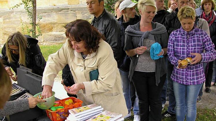 Lose und Bücher stießen auf reges Interesse. Foto: Klaus Oelzner