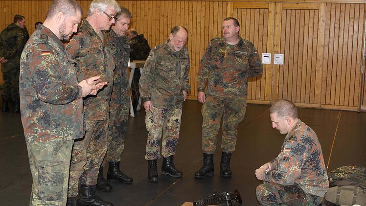 An verschiedenen Gewehrtypen übten die Reservisten in der Nordwaldhalle den Umgang mit Waffen.  Foto: Michael Wunder