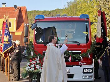 Kaplan Paul Reder segnete das neue Fahrzeug. Foto: Werner Vogel