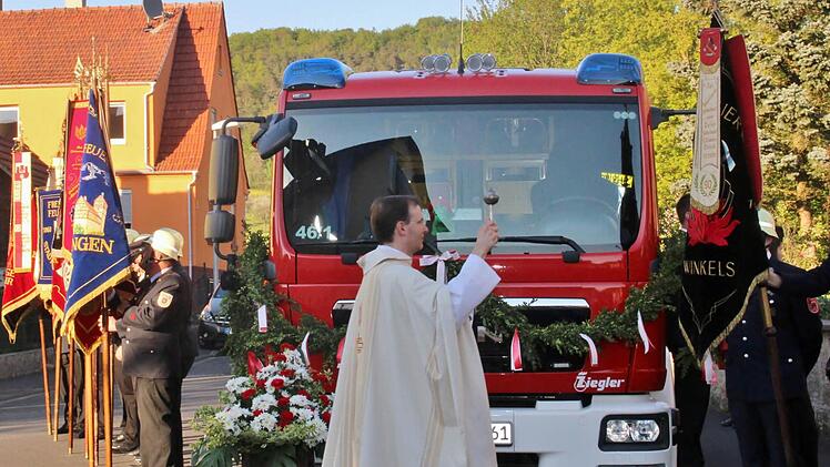 Kaplan Paul Reder segnete das neue Fahrzeug. Foto: Werner Vogel