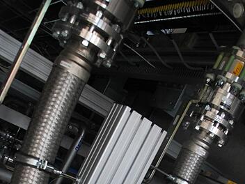 Blick in den Elektrolyseur im Haßfurter Hafengebiet: Der Apparat trennt mit Hilfe von überschüssigem Windstrom Wasser in seine Bestandteile Sauerstoff und Wasserstoff auf. Letzterer wird anteilig (zunächst zu zwei Prozent, die Menge lässt sich aber erhöhen) ins Gasnetz eingespeist.  Fotos: Andreas Lösch