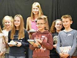 Christiane Weiß mit den Teilnehmern (von links): Antonia Reul, Lilian Zietlow, Lucie Raab, Samira Molitor, Max Kröner, Nadja Schönborn, Laurenz Hamann und Simon Wirth  Foto: Anja Hartmann