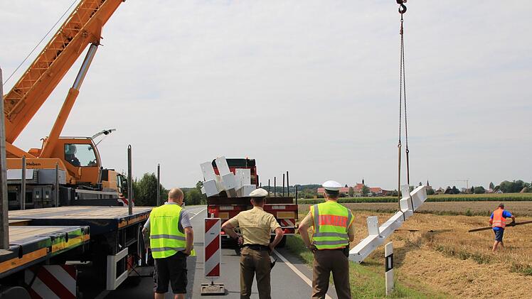 Die verrutschten Stahlträger mussten umgeladen werden. Foto: Andreas Dorsch