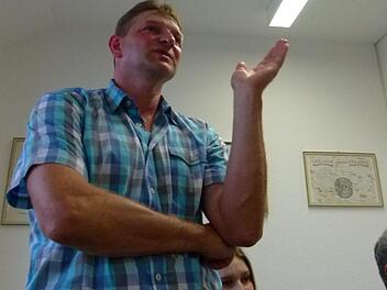 Landwirt Oliver Truckenbrodt aus Herbartsdorf erhielt als Zuhörer Rederecht. Seine Forderung war, den Weg "Weißes Feld" vernünftig herzustellen, um ihn auch öffentlich zu nutzen. Foto: Lothar Weidner
