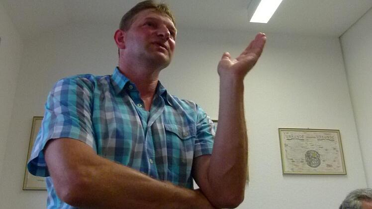Landwirt Oliver Truckenbrodt aus Herbartsdorf erhielt als Zuhörer Rederecht. Seine Forderung war, den Weg "Weißes Feld" vernünftig herzustellen, um ihn auch öffentlich zu nutzen. Foto: Lothar Weidner