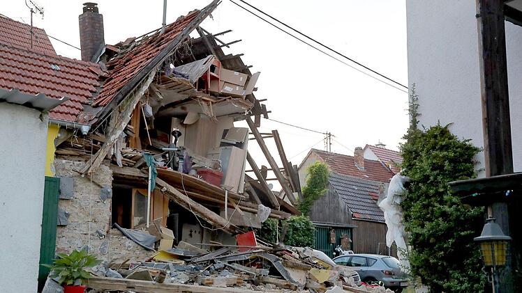 Ein Haus in Himmelstadt stürzte nach einer Verpuffung ein, eine ganze Familie wurde teils schwer verletzt. Nun nimmt der Fall eine dramatische Wendung: Eines der Familienmitglieder wurde wegen versuchten Totschlags festgenommen. Foto: Daniel Karmann/dpa
