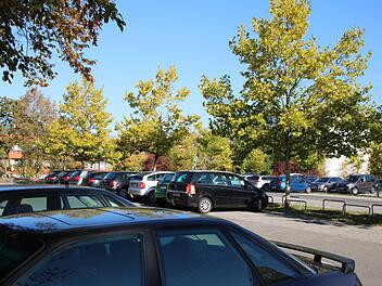 Derzeit finden Lehrer und Schüler auf dem jetzt 25 Jahre alten Parkplatz am Gymnasium problemlos eine Lücke. Das könnte sich aber mit Eröffnung des neuen BBZ schlagartig ändern. Thomas Malz